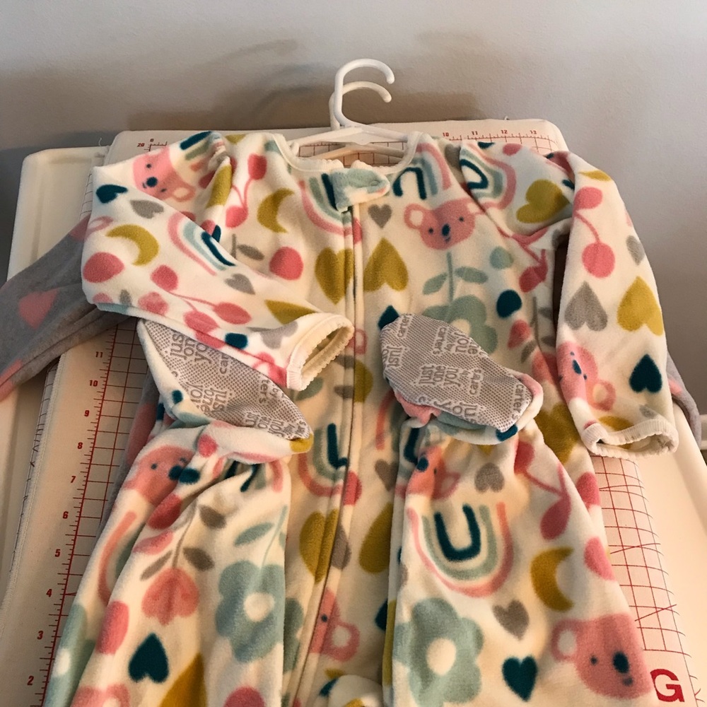 CARTERS 2T  SET OF TWO SOFT POLYESTER FOOTED SLEEPERS 29-31 POUNDS. KOLA PRINT